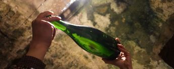 Champagne Laurent-Perrier: Flasche aus dem Keller mit Hefe. Foto: Champagner-club.de